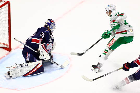Linköpings målvakt Niklas Lundström och Rögles Daniel