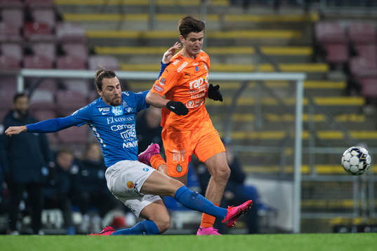 Norrbys Jonathan Azulay och AFC Eskilstunas Wilhelm Loeper