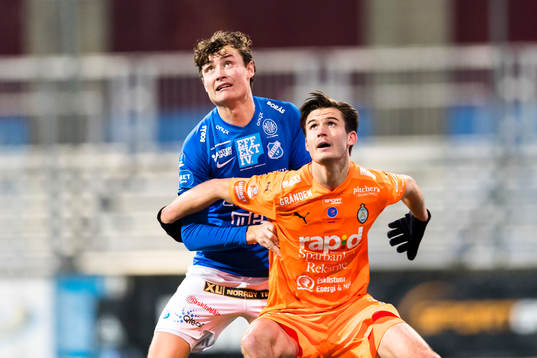 AFC Eskilstunas Wilhelm Loeper i kamp med Norrbys Alexander Salo