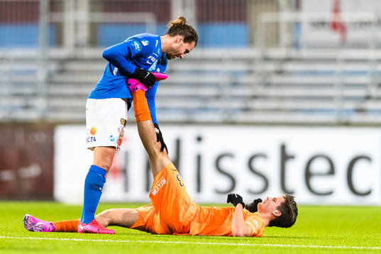 AFC Eskilstunas Wilhelm Loeper får hjälp av Norrbys