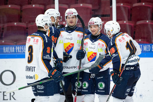 Djurgårdens spelare jublar med Sebastian Strandberg
