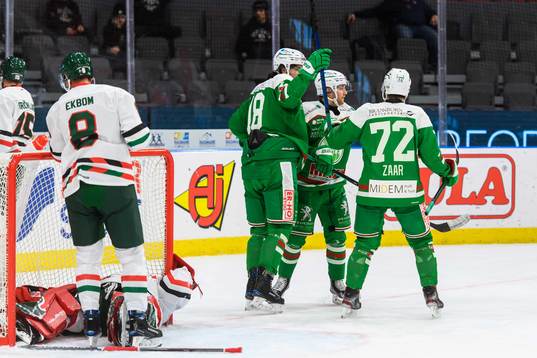 Rögles Simon Ryfors jublar med lagkamrater