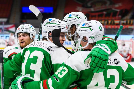Rögles Niklas Hansson jublar med lagkamrater
