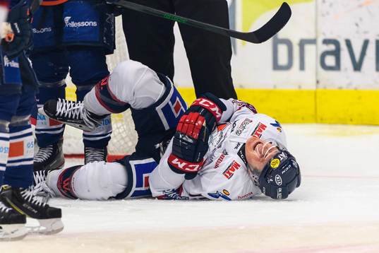 Linköpings Patrik Lundh har ont