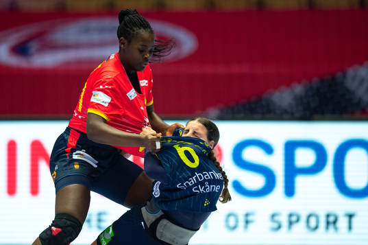 Lysa Tchaptchet Defo of Spain and Carin Strömberg of Sweden
