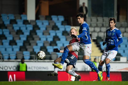 Örgrytes Adam Bergmark Wiberg gör 1-0 framför Umeås Dillan Ismail 