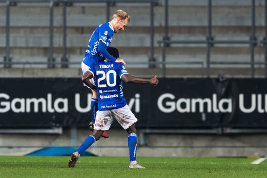 Umeås Jens Stigedahl jublar med målskytten till 1-1