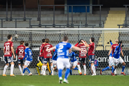 Umeås Emmanuel Yeboah (ej i bild) gör 1-1 bakom Örgrytes