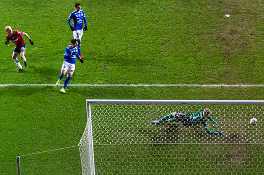 Örgrytes Adam Bergmark Wiberg gör 1-0 bakom Umeås målvakt Viktor Frodig