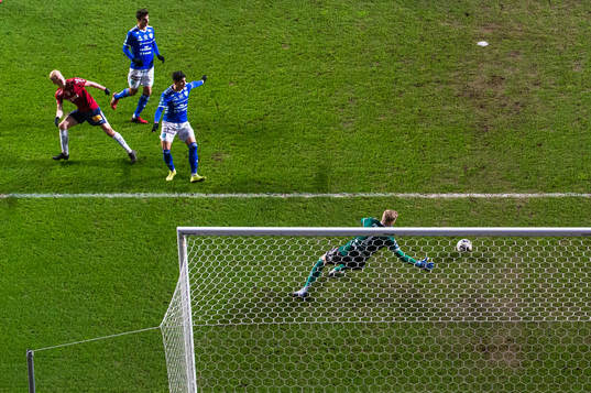 Örgrytes Adam Bergmark Wiberg gör 1-0 bakom Umeås målvakt Viktor Frodig