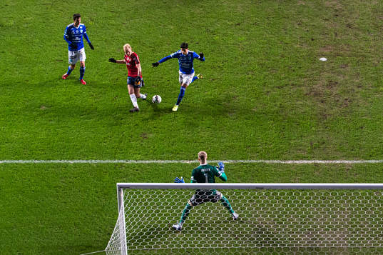 Örgrytes Adam Bergmark Wiberg gör 1-0 bakom Umeås målvakt Viktor Frodig