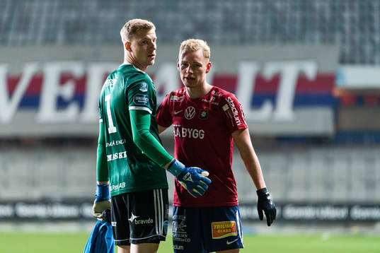Umeås målvakt Viktor Frodig och Örgrytes Adam Bergmark Wiberg