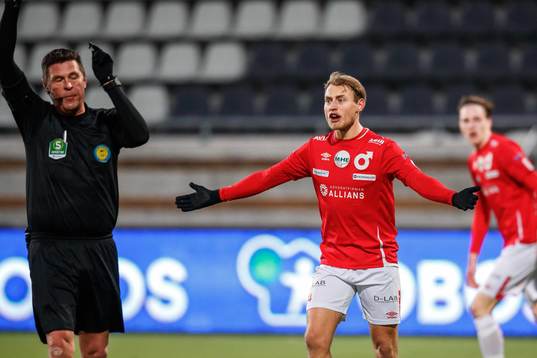 Degerfors Villiam Dahlström reagerar på att domare Antti