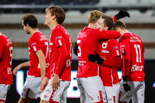 Degerfors Johan Bertilsson jublar med lagkamrater