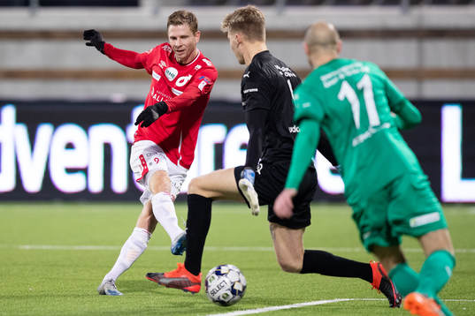 Degerfors Johan Bertilsson skjuter 0-1 bakom Ljungskiles