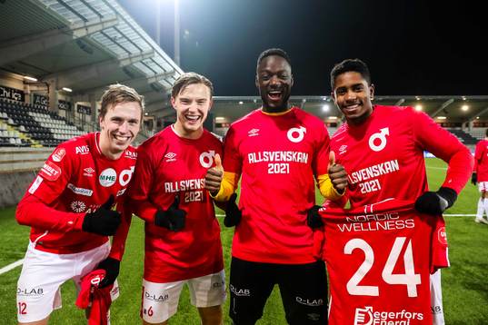 Degerfors Erik Lindell, Jakob Ortmark, målvakt Ismael Diawara och José Segura Bonilla jublar över avancemanget till Allsvenskan