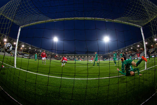Degerfors Johan Bertilsson skjuter 0-1 förbi Ljungskiles
