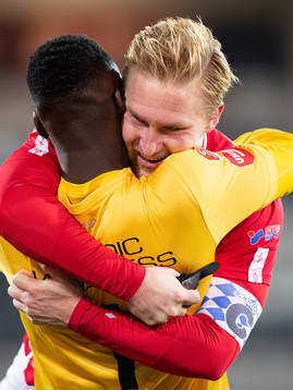Degerfors målvakt Ismael Diawara och Oliver Ekroth jublar