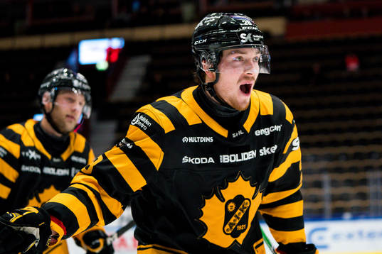 Skellefteås Jesper Frödén jublar