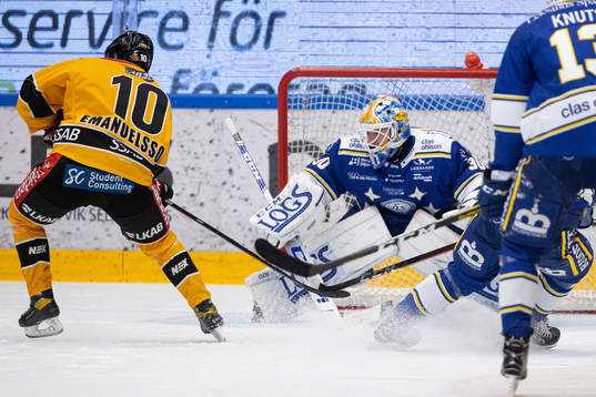 Luleås Einar Emanuelsson och Leksands målvakt Janne