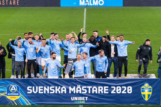 Malmö FFs Behrang Safari och Anders Christiansen jublar och lyfter Lennart Johansson pokal