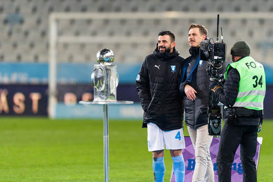 Malmö FFs Behrang Safari hyllas och står tillsammans med målvakt Johan Dahlin