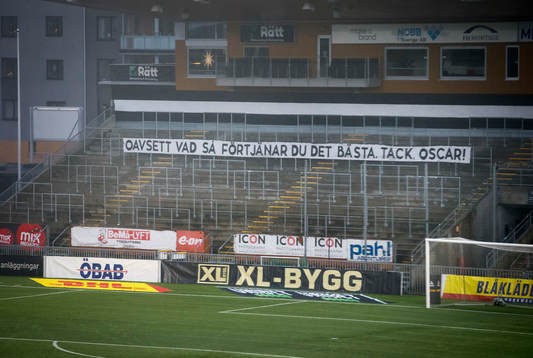 En banderoll med en hyllning till Örebros målvakt Oscar