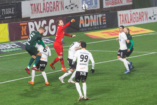 Örebros målvakt Oscar Jansson boxar undan bollen