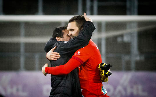 Örebros målvakt Oscar Jansson och Nordin Gerzic kramas