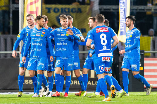 Mjällbys Max Watson jublar med lagkamrater efter 1-2