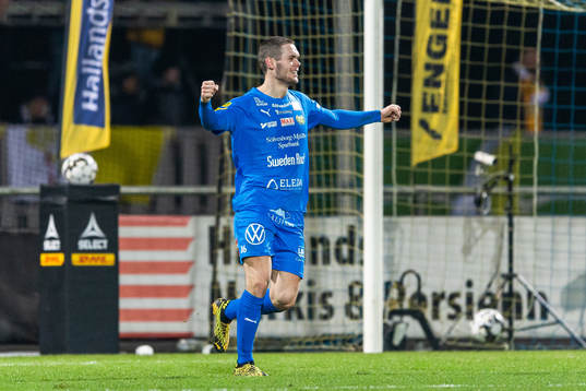 Mjällbys Jacob Bergström jublar efter 2-3