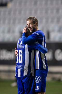 IFK Göteborgs Mattias Bjärsmyr t.h. kramas om av Sargon