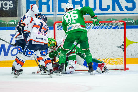 Växjös Emil Forslund oroar framför Rögles målvakt