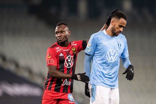 Östersunds Sam Mensiro och Malmö FFs Isaac Kiese Thelin