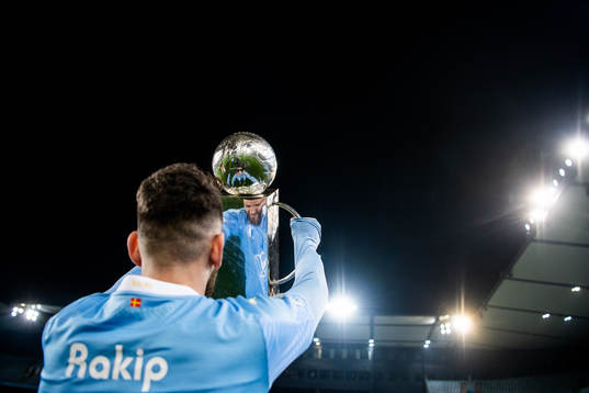 Malmö FFs Erdal Rakip jublar med Lennart Johanssons pokal