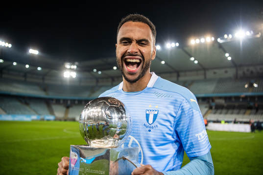 Malmö FFs Isaac Kiese Thelin jublar med Lennart Johanssons pokal
