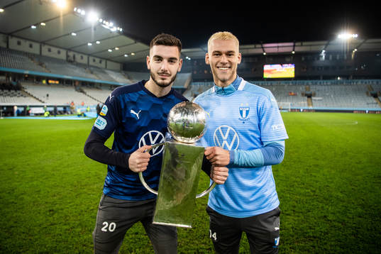 Malmö FFs målvakt Marko Johansson och Felix Beijmo jublar med Lennart Johanssons pokal