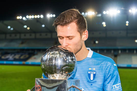 Malmö FFs Arnór Traustason med Lennart Johanssons pokal