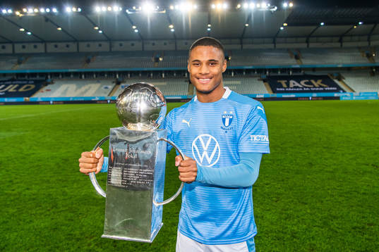 Malmö FFs Amin Sarr med Lennart Johanssons pokal