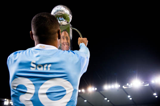 Malmö FFs Amin Sarr med Lennart Johanssons pokal
