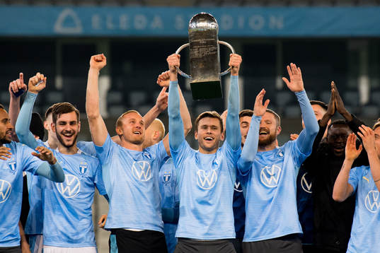 Malmö FFs Arnór Traustason jublar med Lennart Johanssons pokal