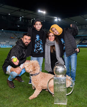Malmö FFs Behrang Safari med sin familj, barnen Emiliano och Leon, fru Ivana med Lennart Johanssons pokal