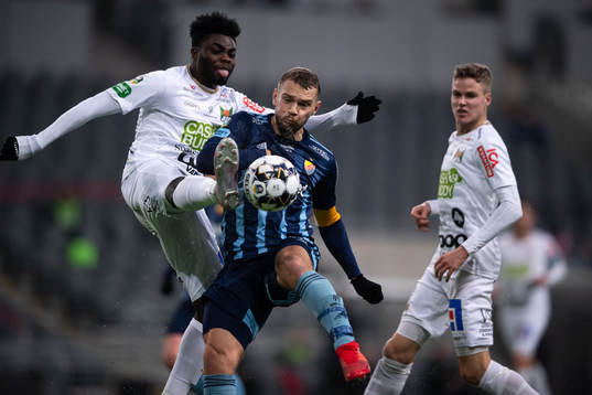 Varbergs Gideon Mensah och Djurgårdens Jesper Karlström