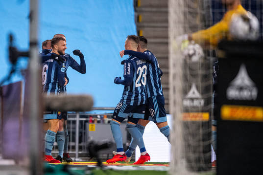 Djurgårdens Jesper Karlström jublar med Fredrik Ulvestad efter 1-0