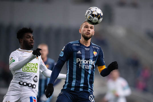 Varbergs Gideon Mensah och Djurgårdens Jesper Karlström