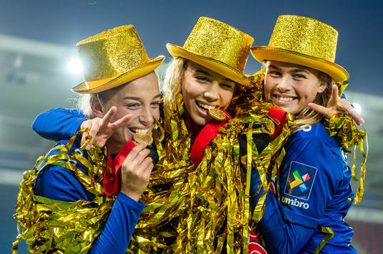 Rikke Bogetveit Nygaard, Celin Bizet Ildhusøy and Mia Rostad Huse of Vålerenga celebrate after the Toppserien football match between Vålerenga and Arna-Bjørnar on December 6, 2020 in Oslo.
