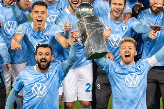 Malmö FFs Behrang Safari och Anders Christiansen jublar och lyfter Lennart Johansson pokal