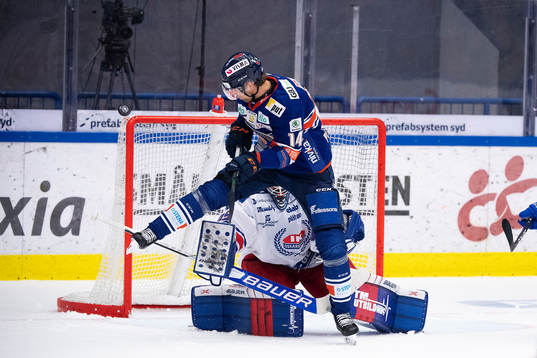 Växjös Emil Pettersson och Oskarshamns målvakt Joe