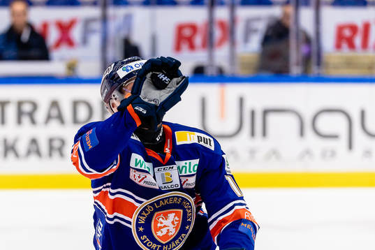 Växjös Richard Gynge plockar en puck med handen