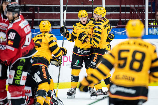 Skellefteås Tuomas Kiiskinen och Adam Wilsby jublar
